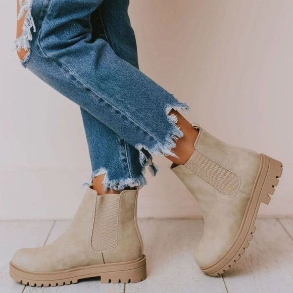 $75 NEW Soda Pilot Lug Sole Low Heel Chelsea Fashion Ankle Bootie - Beige 8.5 - Picture 1 of 10
